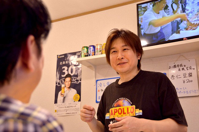 山本 大店主。ラーメンと函館への想いは人一倍熱いですが、田中さんも負けてはいません。そのエピソードとして以前モモとバラ肉を1枚ずつ2種のチャーシューでラーメンを作った際、田中さんより「バラ肉は函館では邪道じゃない?」とアドバイス。山本さんは思い直し、モモ肉2枚に戻したそう