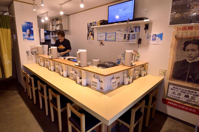 カウンター7席の店内。いたるところに函館愛を感じさせるアイテムがズラリ