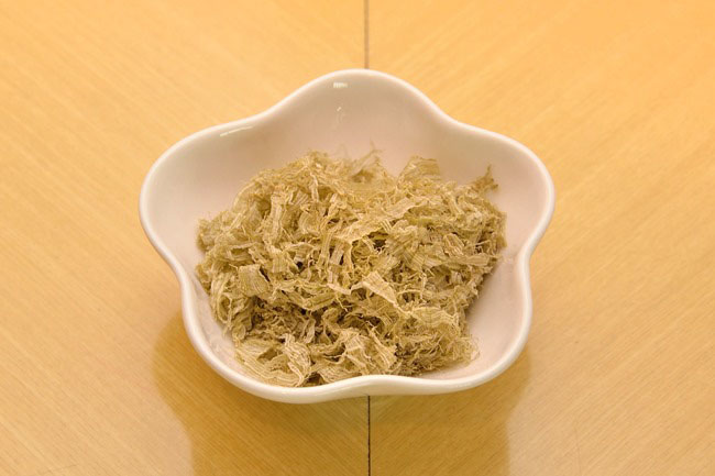 「がごめ(とろろ昆布)」(\150)。主に函館の東海岸に生育している珍しい昆布で、同店では南かやべ産を使用。強い粘り気や豊かなうまみが特徴です