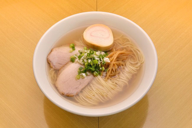 「ラーメン」(¥750)。函館でラーメンといえば塩。そのため、あえてメニュー名に「塩ラーメン」とは書きません。そんなところも真の函館ラーメン店といえるでしょう