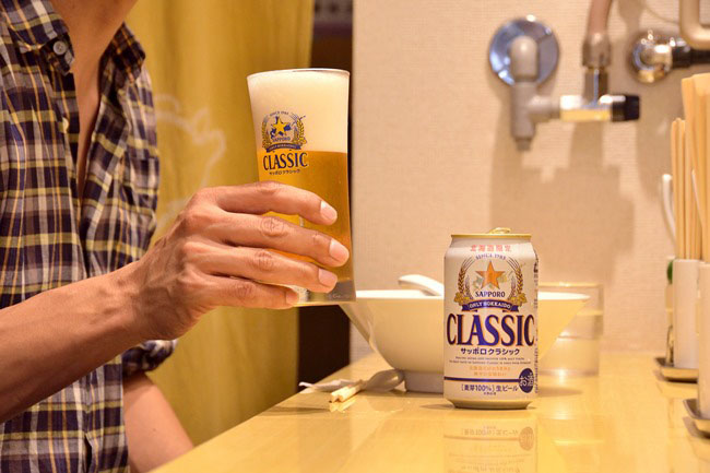 「サッポロクラシック」(¥400)。北海道限定で発売されているこの缶ビールを特別に取り寄せ、提供するという心意気も素敵です。北海道出身の方はぜひこのビールも!