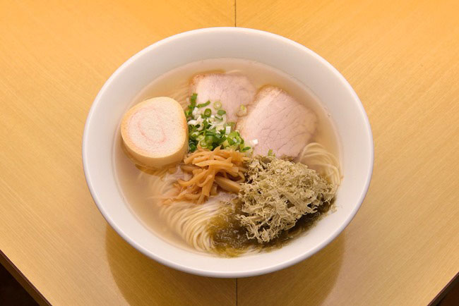 「ラーメン」+「がごめ(とろろ昆布)」(\900)。スープという名の海で戻された昆布はまろやかなうまみを放ち、とろりとした食感を醸し出しながら一帯をやさしく染め上げていきます