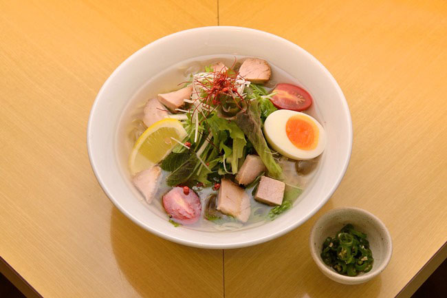 「冷し塩ラーメン」(¥900)。相性がいいという「青唐辛子トッピング」(¥50)を添えて