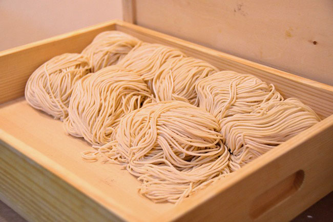麺は函館の「出口製麺」から空輸で。北海道以外の函館ラーメン店でここまで追求しているのは、五稜郭だけです