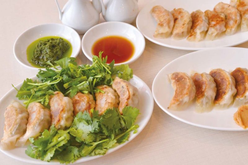 一度は行きたい都内の「個性派餃子」の名店3選! 食べ放題からワインとのマリアージュまで