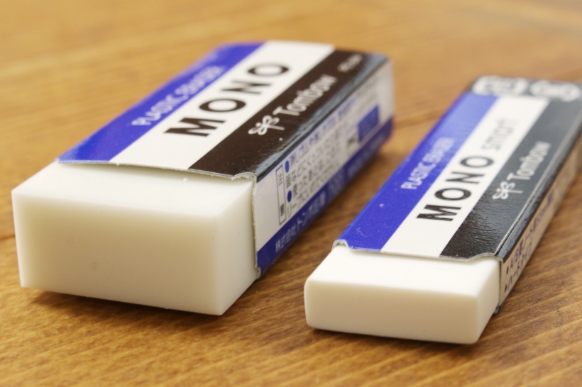 ↑100円サイズのMONO(PE-04)と比べると、板ガムぐらいの薄さに感じる