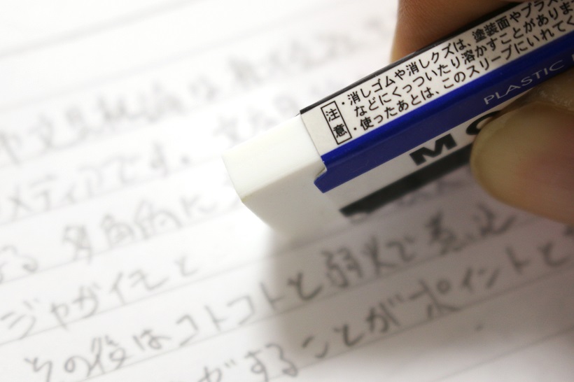 消しゴムの使い方……中高生のままじゃない? 文房具のプロが教える社会人向け「機能系消しゴム」3選
