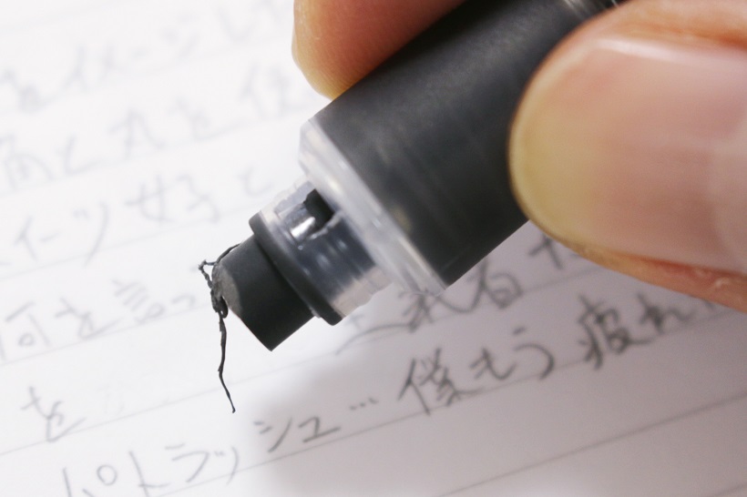 ↑消しくずは細く伸びて消しゴム先端に付着するので散らばらない。くずは最後につまんで捨てればOKだ