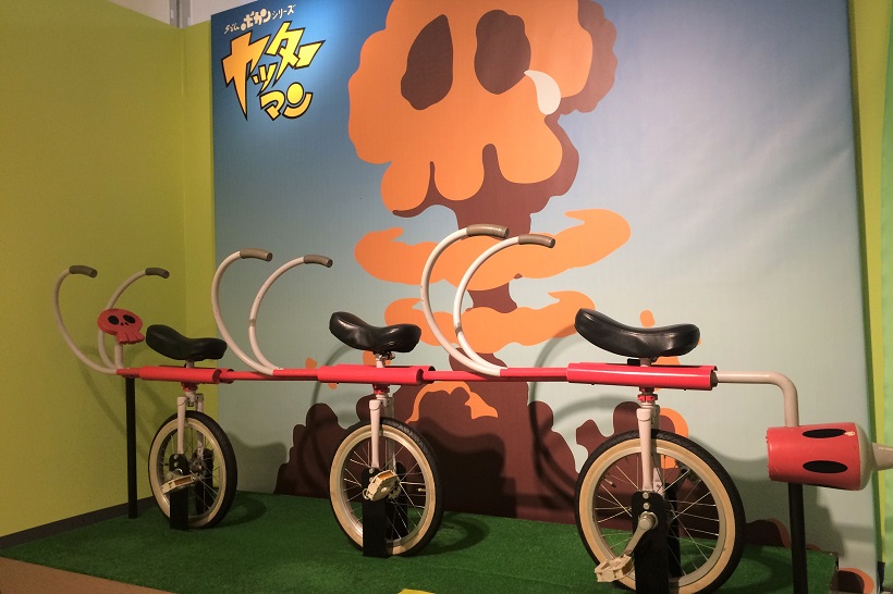 ↑ドロンボーたちが乗る3人乗りの自転車を再現。実際に乗って記念写真を撮ることも可能だ