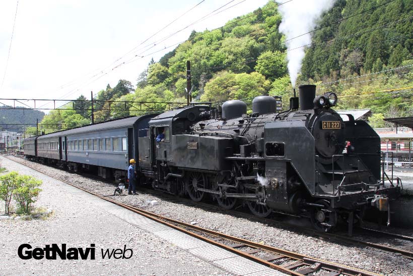↑千頭駅に到着したSLかわね路号。ジェームス号とトーマス号は両列車とも11時台に到着する
