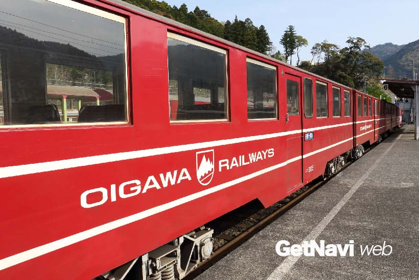 ↑千頭駅から井川駅へ向け走る井川線(南アルプスあぷとライン)。車両はスイスの登山電車のようだ