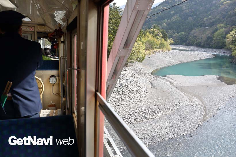 ↑大井川を眼下に望み走る井川線の列車。鉄橋を渡るときは迫力、そしてスリルともに満点だ