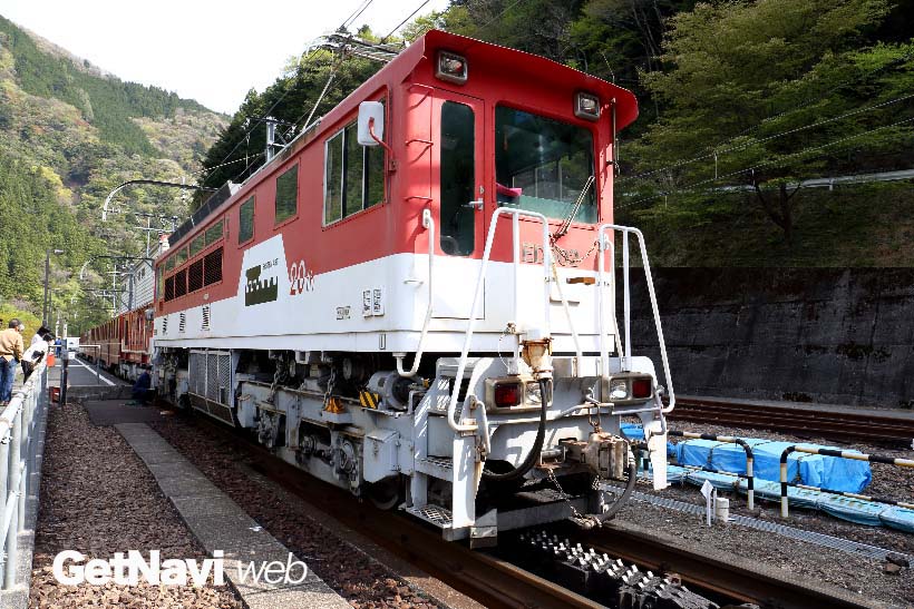 ↑アプトいちしろ駅〜長島ダム間はアプト式電気機関車を連結して走る