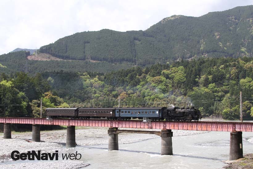 ↑大井川を渡るSL列車。特に千頭駅〜崎平駅〜青部駅間では3本の橋が連なり、それぞれの橋上から大井川流域の眺望が楽しめる
