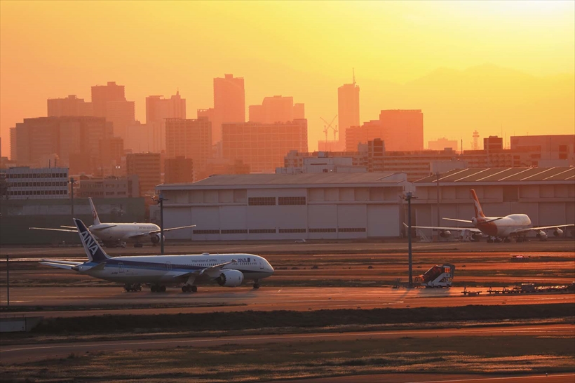 ↑夕日で赤く染まる遠方の空港を、400mmの超望遠域で切り取る。画面外の右上の位置に眩しい夕日が存在する過酷な逆光の条件だったが、目障りなゴーストも発生せず、画面全体にクリアで上質な描写が得られた。400mm相当 シャッター優先オート(F7.1 1/500秒) -0.7補正 ISO640 WB:オート