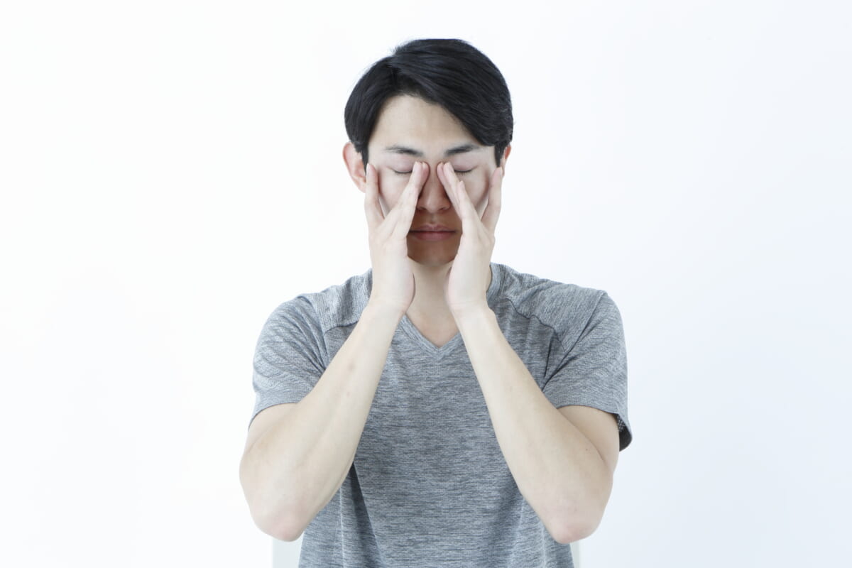 現代人は無意識のうちに「目」を酷使している……簡単マッサージで疲れ目解消すべし!