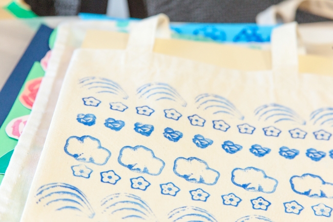料理した野菜の切れ端を利用して作ったスタンプを押して完成させたオリジナルトートバッグ