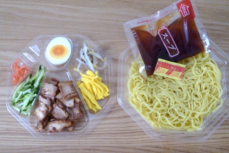 ↑ローソンの「炙りチャーシューの冷し中華」（480円）。チャーシューは大きくカットしてあり、ほかの具材よりも存在感があります
