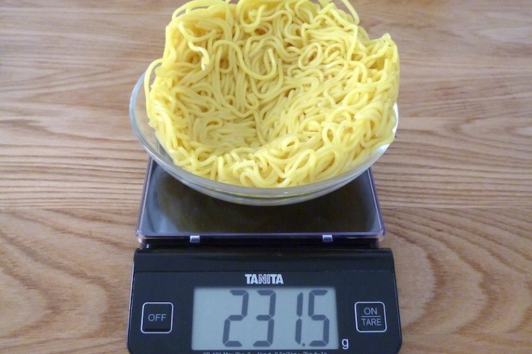 ↑太めの麺は231.5gと、先述した2社の中間にあたります。固まっていてほぐしにくかったのが少し残念でした……