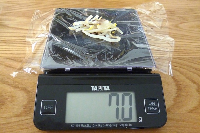 ↑もやしときくらげの和え物は7.0gで、こちらもファミマ（18.5g）の半分以下。きくらげもやや少なめ