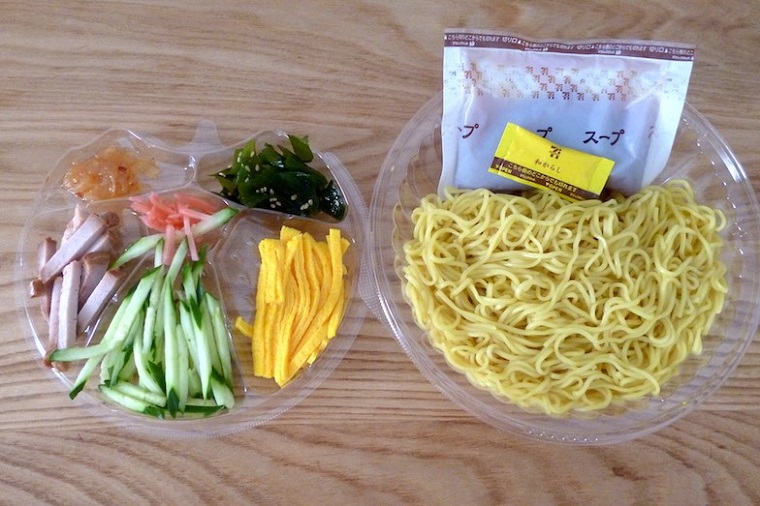 ↑セブン-イレブンの「ツルッとのど越し！夏の冷し中華」（480円）。わかめときくらげが入っているのが特徴です