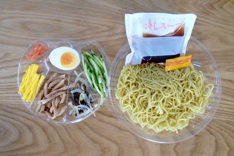 ↑ファミリーマートの「冷し中華」（税込480円）。具材はチャーシュー、きゅうり、錦糸玉子を軸とした王道の組み合わせに、ゆで玉子が添えられています