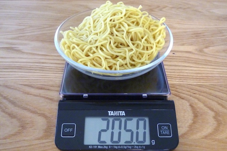↑盛夏版として細くなった麺は205.0g。セブン-イレブン（265.0g）と比べると60g少ない