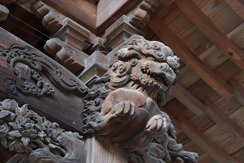 ↑寺院本堂の欄間の木彫り狛犬に注目し「ディテール重視」で撮影。狛犬の質感や日陰部分がリアルに描写され、色鮮やかさも増した