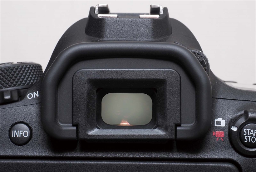 ↑ファインダー視野率約100%を達成していないのは残念。だが、従来機のEOS 6Dより、わずながら数値が上がり、画面が広く感じられる