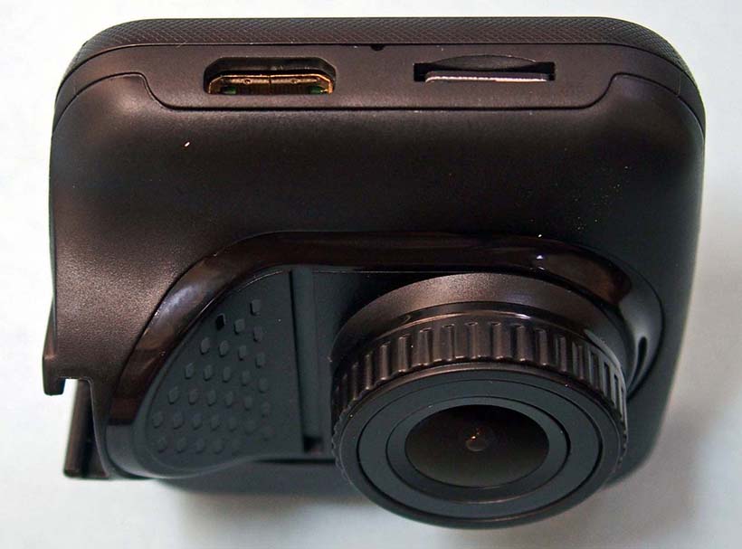 ↑本体左側面。上はテレビ等と接続するHDMI端子。下は電源用のmicroUSB端子