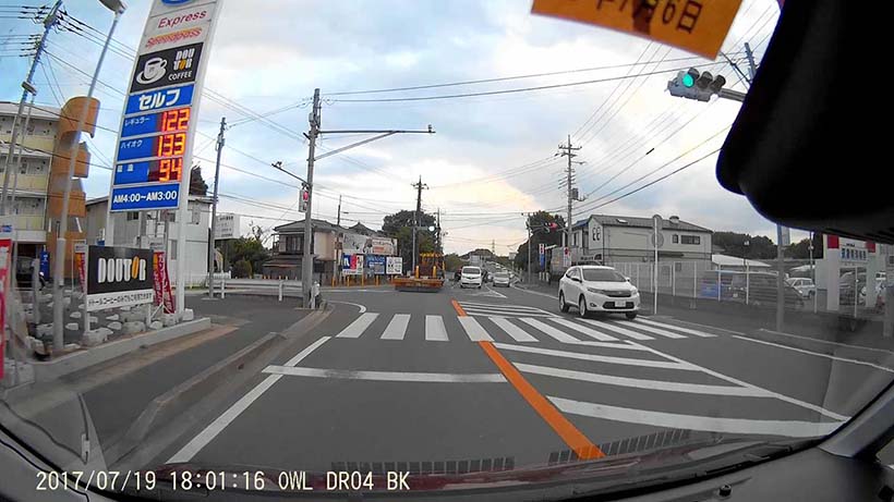 ↑一般道を曇天下で撮影した映像。スタンドの表示のほか、情報を細部まで鮮明に映し出しているのがわかる