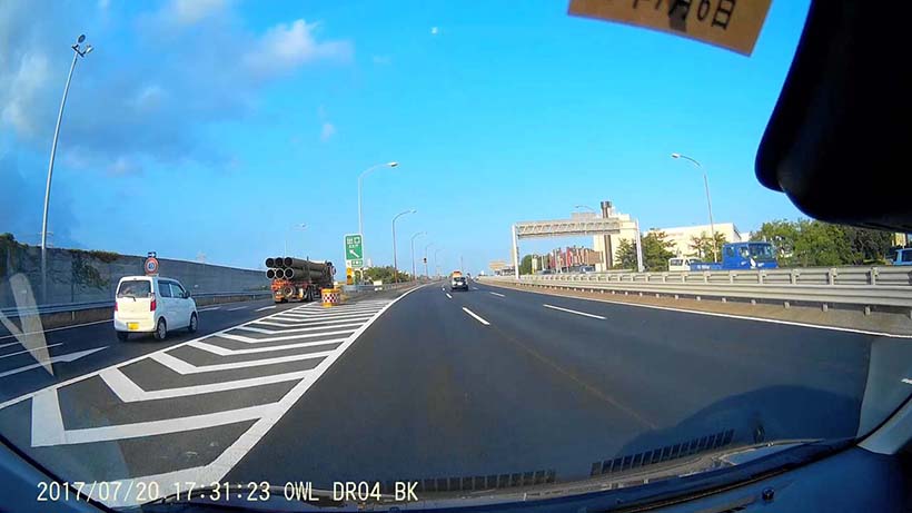 ↑太陽を背に受けた順光下での映像。道路施設の内容をはじめ、青空も美しく捉えた