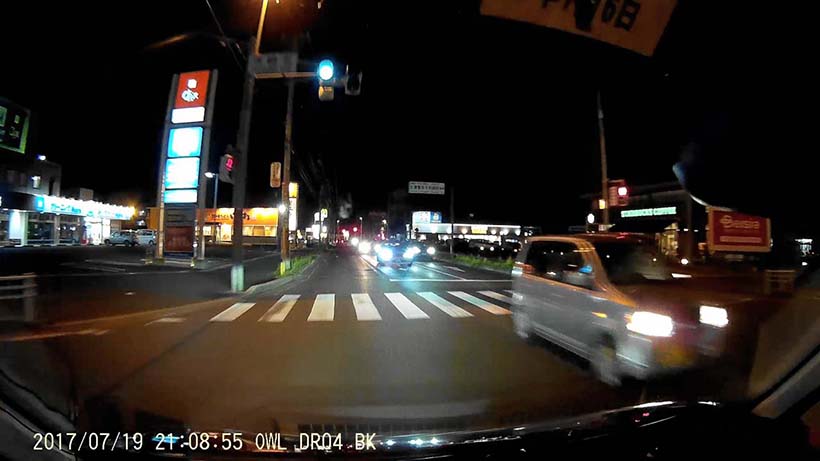 ↑店舗が並ぶ夜景映像。照明付き看板は飛んでしまっているが、その周辺部は鮮明そのもの