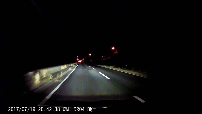 ↑灯りが少ない郊外の国道。暗所にも関わらずノイズが極めて少ない