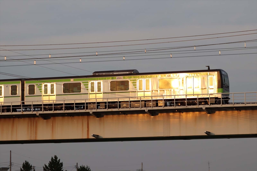 ↑秒間約5コマの連写で夕日に映える電車を撮影。バランスのいい配置に電車を入れることができた