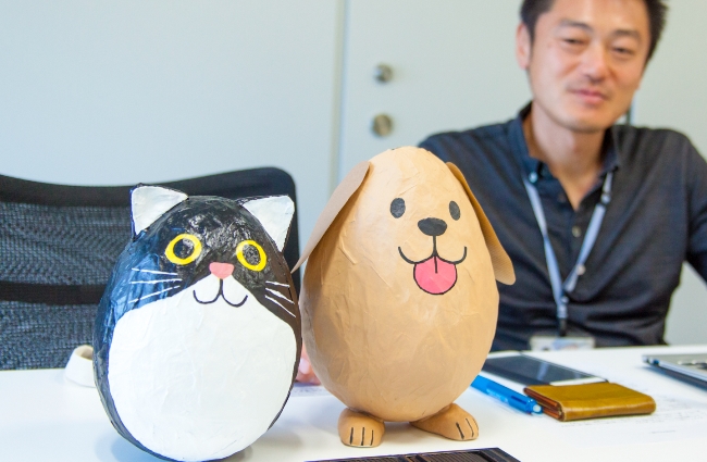 ふくらませた風船に正方形の紙をたくさんはりつけ、最後に中の風船を取り出すと、くす玉のように中が空洞になった立体ができあがります。海外では「ピニャータ」と呼ばれ、中にお菓子を入れて割るゲームなどに使われるのだとか。この風船ピニャータをアレンジして、かわいい巨大な貯金箱など、工夫していろいろなものをつくってみよう!