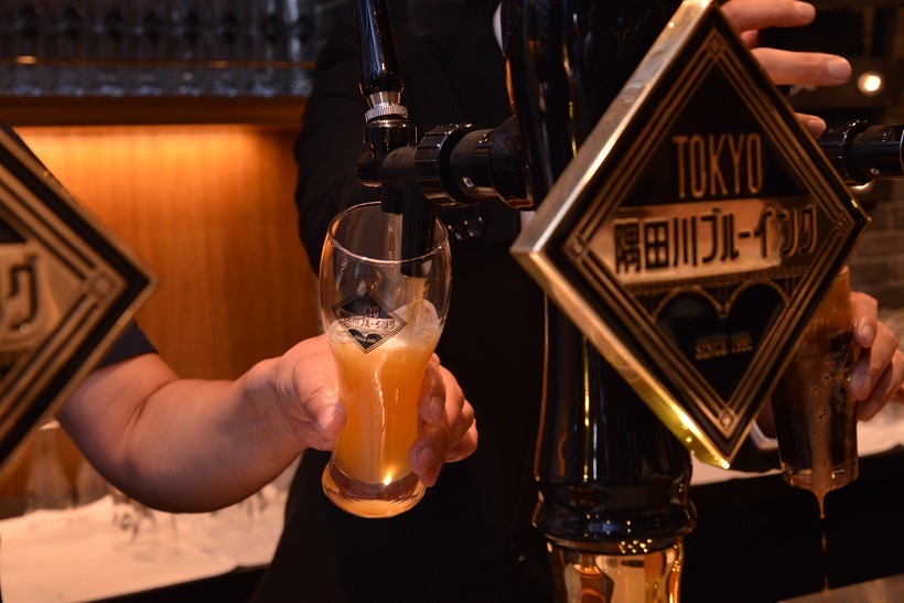 ↑タップから注がれるビール。できたて・入れたての生を味わえます
