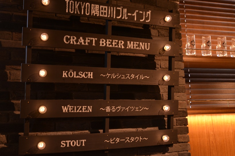 ↑木のぬくもりを感じさせる店内には、クラフトビールのラインナップが。どれにするか迷っちゃいますね!