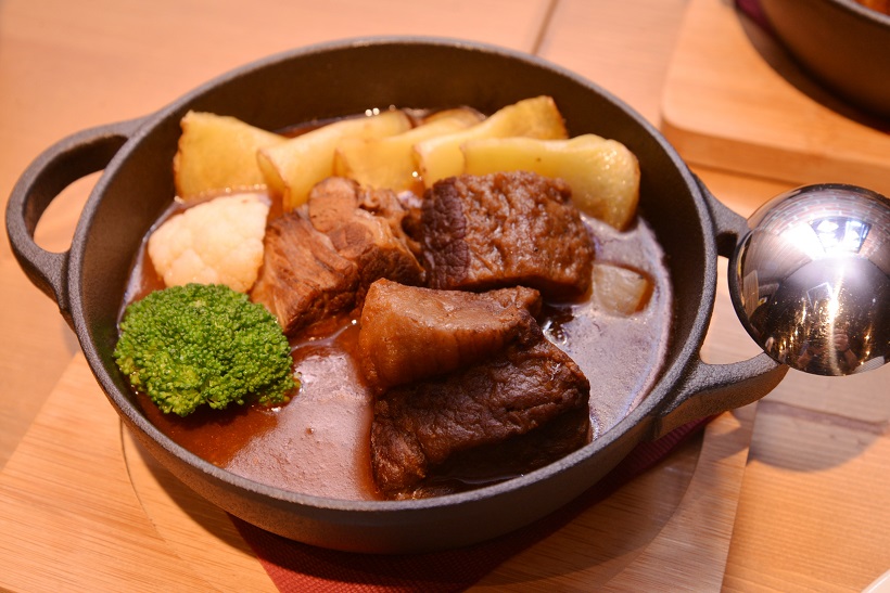 ↑牛肉のスタウト煮込み(1880円)。お肉には力強いビタースタウトがぴったり
