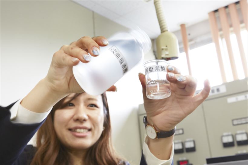 ↑紅しょうが液に次亜塩素酸水溶液を混ぜる実験では、赤い色素が一瞬で漂白。微量の次亜塩素酸を含む水道水との差は圧倒的だった
