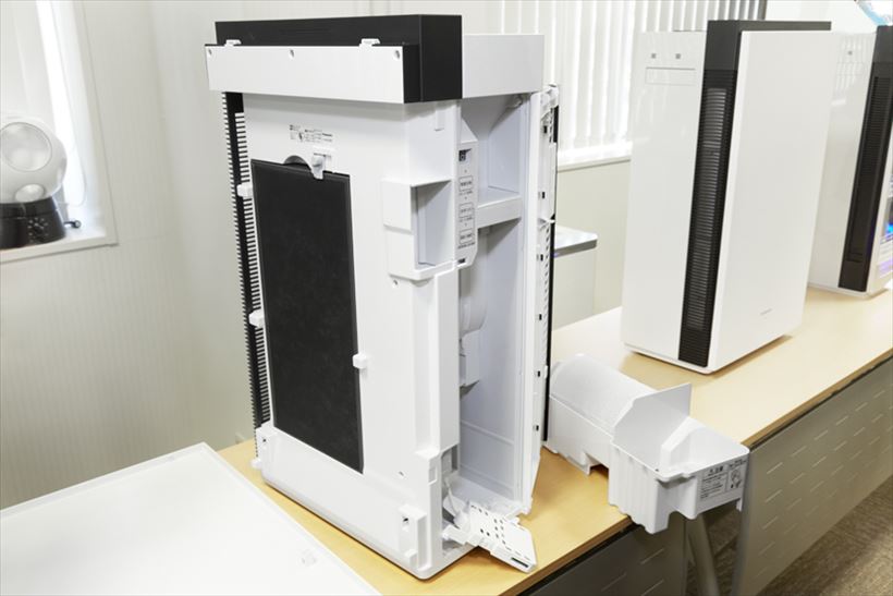 ↑製品の内部構造も詳しく解説された。ちなみに円筒形の除菌フィルター(写真右下)には、吸水性の極めて高いフュージョン素材を採用
