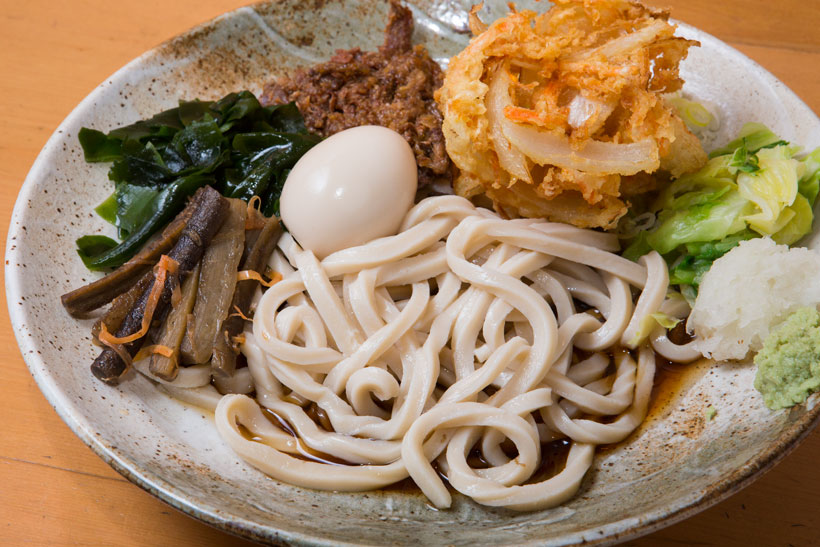 【うどん名店】小麦の甘みと圧倒的な歯ごたえ、ワイルドだろう? 驚きがヤミツキに変わる「吉田うどん」の店・亀有「うどん五葵」