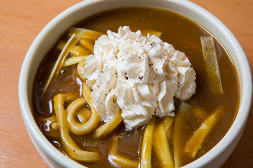 ↑富士の雪カレー吉田うどん(950円)。1.生クリームにマッシュポテトなどを入れてホイップし、カレーうどんにトッピング。富士山をイメージし た一品