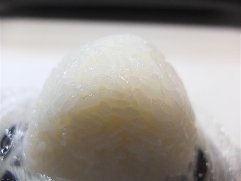 ↑冷やごはん(おにぎり)。炊き立てごはんがまとっていたつやは、冷やごはんになってもしっかりキープされています。モチモチした弾力も相変わらずでした
