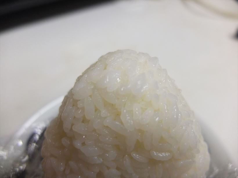 ↑写真を見ても、ごはんに粘度が生まれてきたのがわかります。モチッとしつつも口の中でさっぱりほぐれる食感は、ほかの炊飯器で炊いたごはんには感じられないものでした
