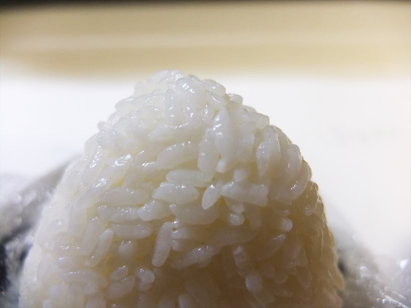 ↑冷やごはんになって、米のつやが一段と増した印象。冷めてもごはんの味と食感のバランスは健在でした