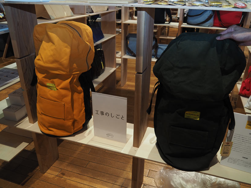 ↑電線運搬バッグをリデザインした「WAIREMAN」は登山や自転車用に使える