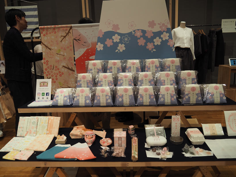 ↑奈良産の蚊帳生地を使った富士山布巾は外国人客のお土産にもよい