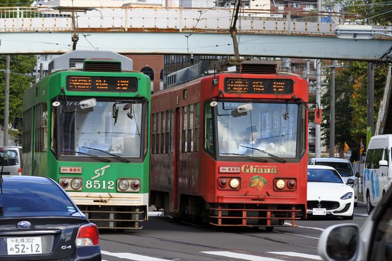 ↑この写真のように、主要な被写体のまわりにものが多いシーンだと、ゾーンAFでは周囲のものにピントが合ってしまうこともある。1点AFなら、ピンポイントで被写体だけを捉えることができる。ここでは赤い路面電車を狙っている