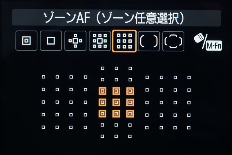 ↑キヤノンEOS 5DマークIVの「ゾーンAF」の画面。9つの測距点のグループで自動選択AFを行うもので、ゾーンの位置は任意に選択できる
